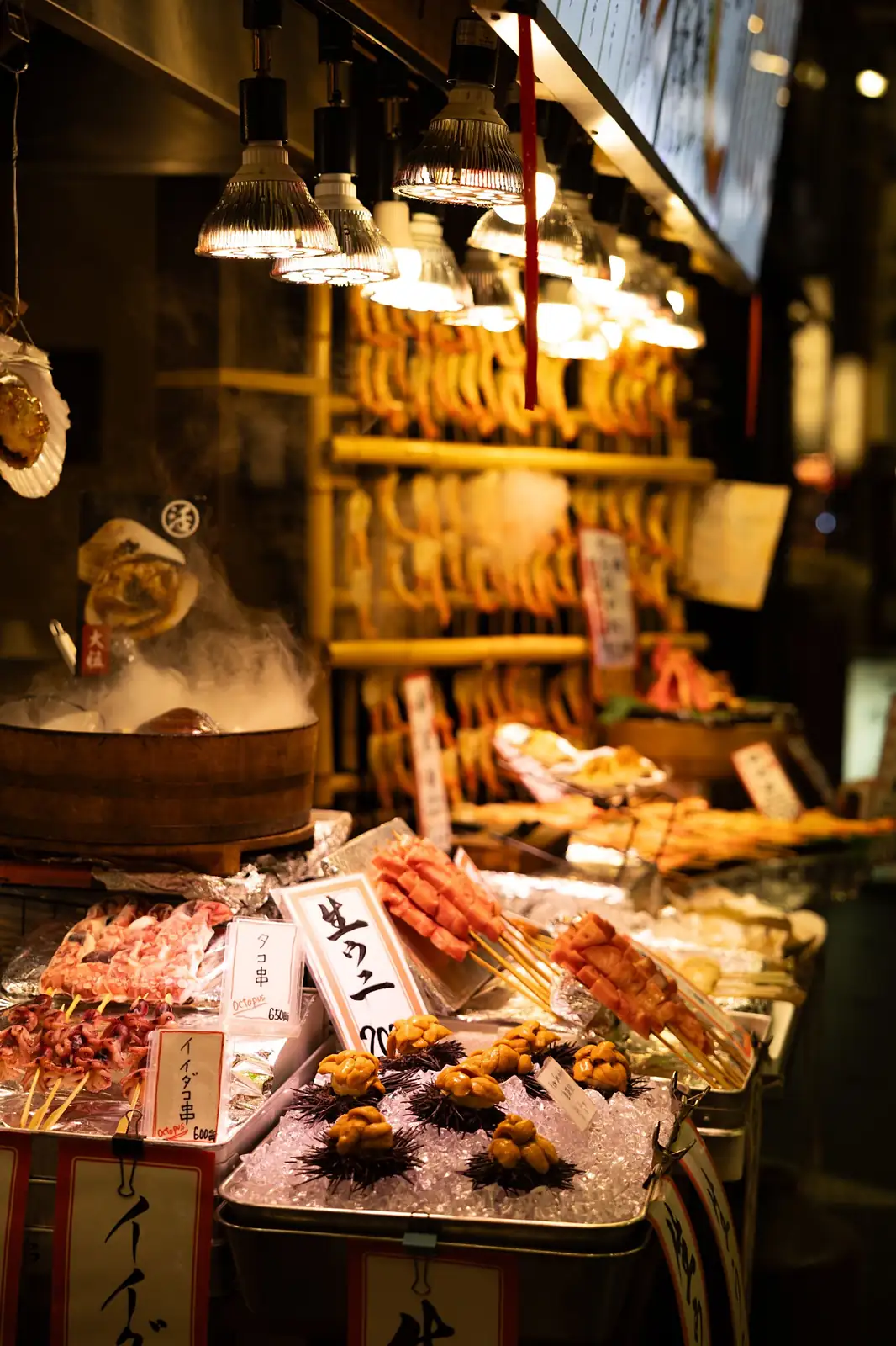 Puesto de comida con brochetas de marisco y erizos sobre hielo, en Osaka