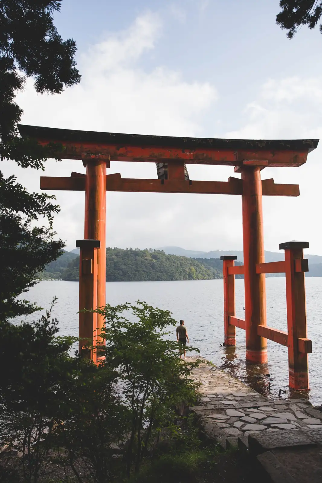 Torii rojo a orillas del lago Ashi, en Hakone